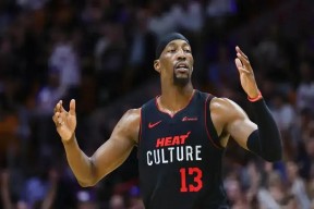 YIHAO- 刷新纪录引发热议！，巴特勒在C9比赛中重返赛场热度持续攀升