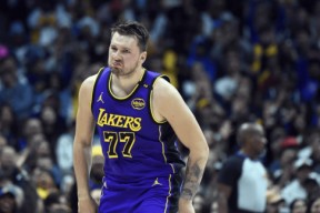 YIHAO-东契奇连续十场比赛得分超过挺进下一轮，湖人挑战极限！的简单介绍